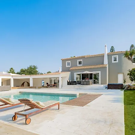 Вилла Luxury Villa, With A Private Pool, 10 Min- Quinta Do *